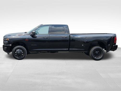 Diamond Black Crystal Pearlcoat 2026 RAM 3500 Big Horn Crew Cab 4x4 8' Box