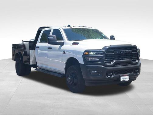 Bright White Clearcoat 2026 RAM 3500 Tradesman Crew Cab 4x4 8' Box