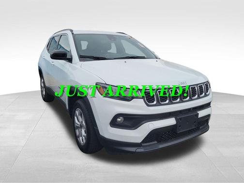Bright White Clearcoat 2025 Jeep Compass Latitude