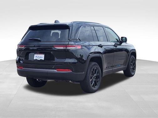 Diamond Black Crystal Pearlcoat 2026 Jeep Grand Cherokee Altitude