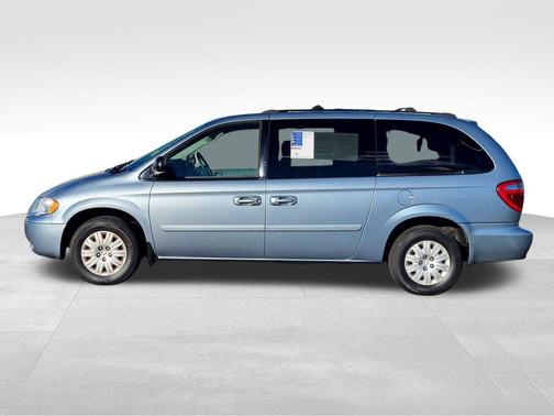 2005 Chrysler Town & Country Base