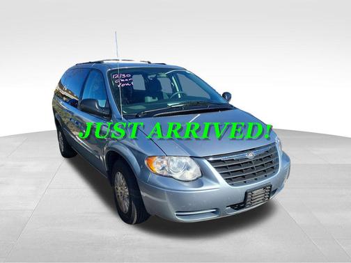 2005 Chrysler Town & Country Base