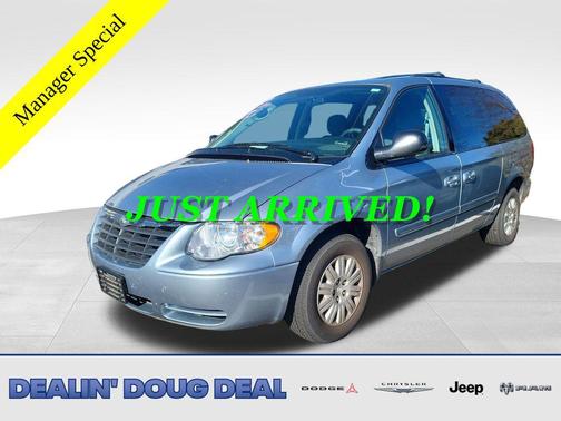 2005 Chrysler Town & Country Base