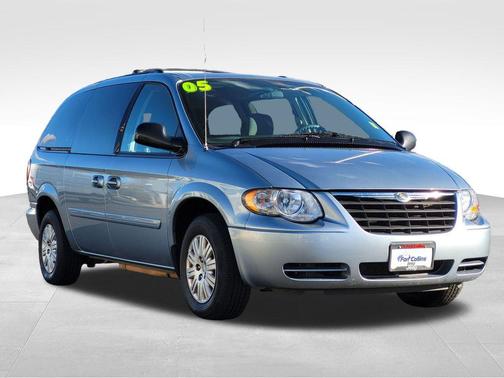 2005 Chrysler Town & Country Base