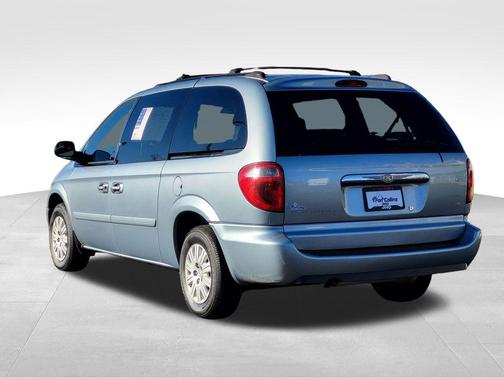 2005 Chrysler Town & Country Base