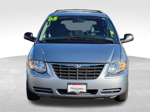 2005 Chrysler Town & Country Base