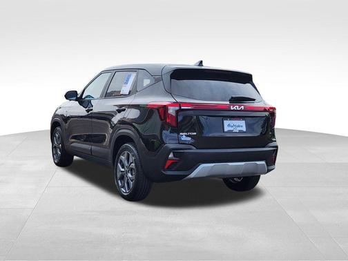 Black 2026 Kia Seltos LX