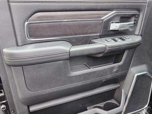 2025 RAM 3500 Laramie Crew Cab 4x4 8' Box