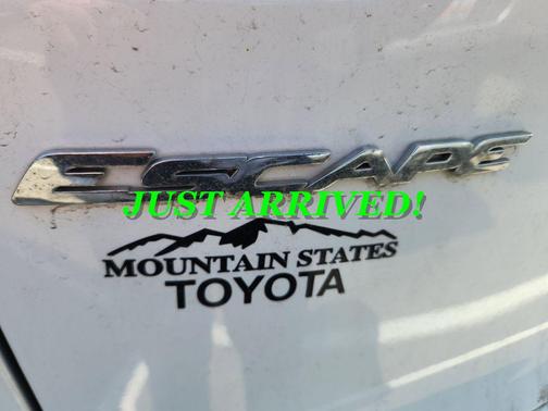 Oxford White 2016 Ford Escape SE