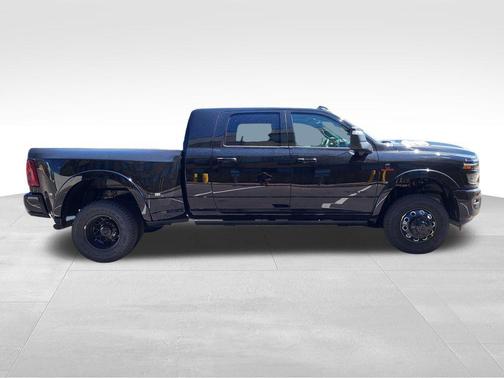 Diamond Black Crystal Pearlcoat 2027 RAM 3500 Limited