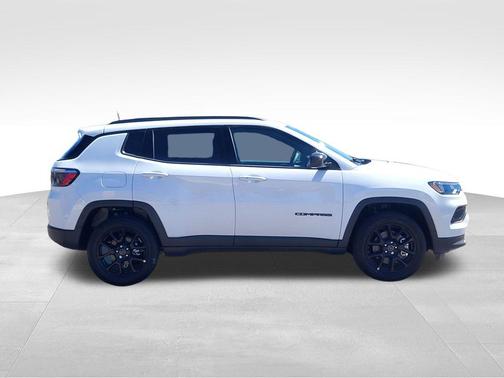 Bright White Clearcoat 2026 Jeep Compass Latitude