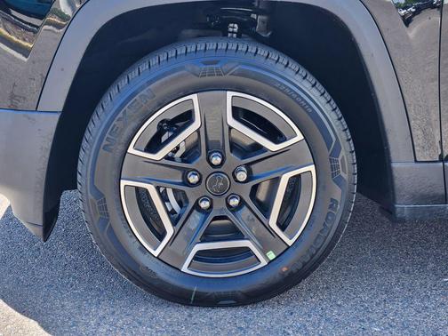 Diamond Black Crystal Pearlcoat 2026 Jeep Cherokee Laredo 4x4