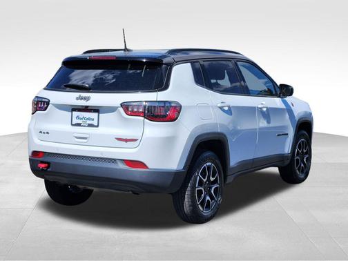 Bright White Clearcoat 2025 Jeep Compass Trailhawk