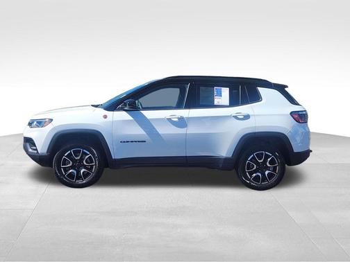 Bright White Clearcoat 2025 Jeep Compass Trailhawk