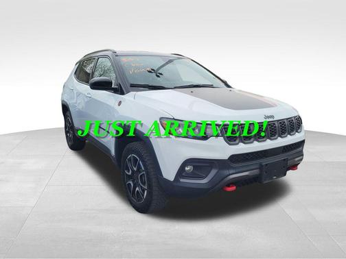 Bright White Clearcoat 2025 Jeep Compass Trailhawk