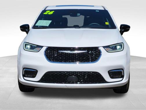 Bright White Clearcoat 2026 Chrysler Pacifica Limited