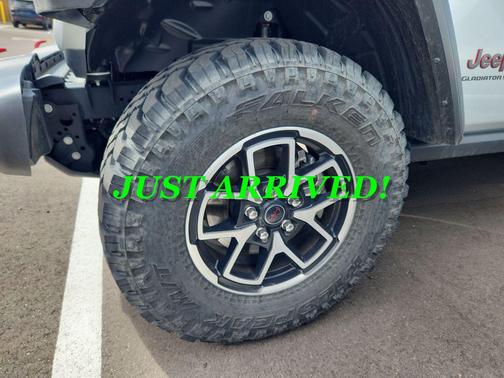 Silver Zynith Clearcoat 2024 Jeep Gladiator Rubicon