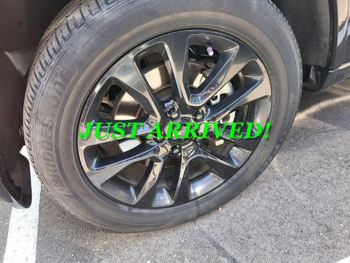 Diamond Black Crystal Pearlcoat 2022 Jeep Grand Cherokee Laredo