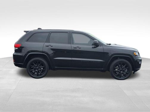 Diamond Black Crystal Pearlcoat 2022 Jeep Grand Cherokee Laredo