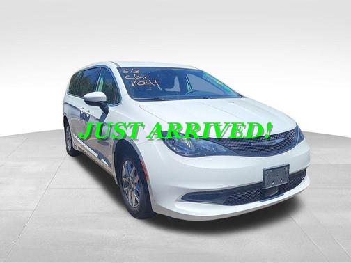 Bright White Clearcoat 2023 Chrysler Voyager LX