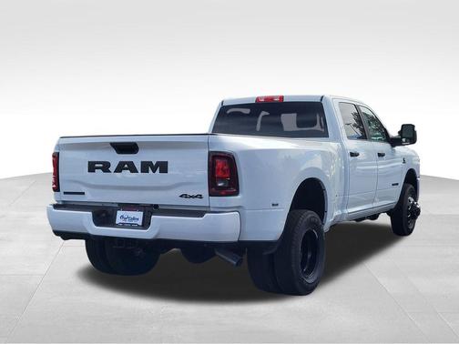 Bright White Clearcoat 2026 RAM 3500 Big Horn Crew Cab 4x4 8' Box