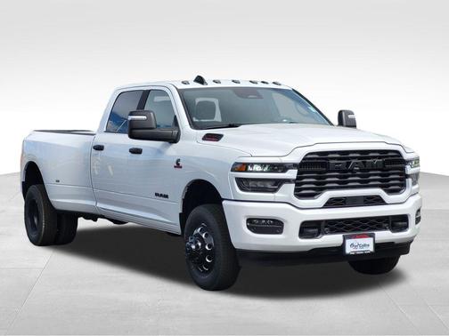 Bright White Clearcoat 2026 RAM 3500 Big Horn Crew Cab 4x4 8' Box