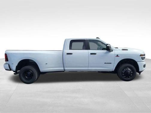 Bright White Clearcoat 2026 RAM 3500 Big Horn Crew Cab 4x4 8' Box