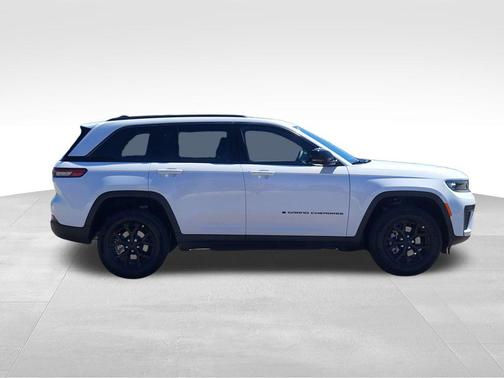Bright White Clearcoat 2026 Jeep Grand Cherokee Altitude