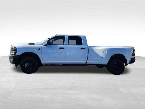 Bright White Clearcoat 2026 RAM 3500 Tradesman Crew Cab 4x4 8' Box