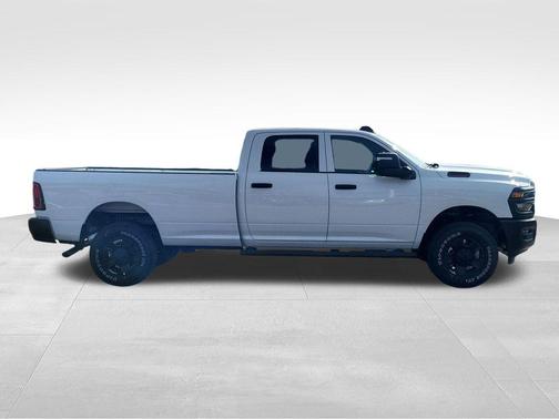 Bright White Clearcoat 2026 RAM 2500 Tradesman Crew Cab 4x4 8' Box