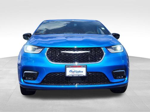 Hydro Blue Pearlcoat 2026 Chrysler Pacifica L