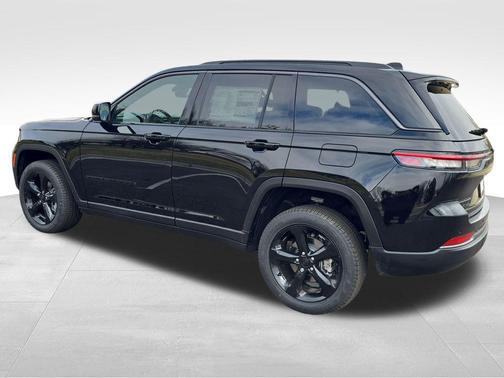 Diamond Black Crystal Pearlcoat 2026 Jeep Grand Cherokee Limited