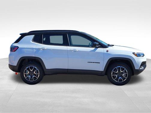 Bright White Clearcoat 2026 Jeep Compass Trailhawk