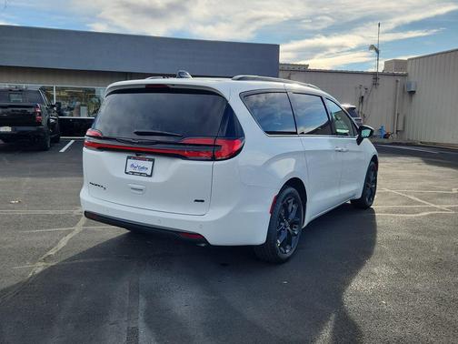 2026 Chrysler Pacifica L