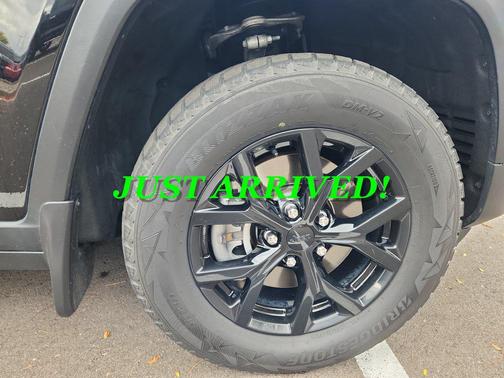 Diamond Black Crystal Pearlcoat 2024 Jeep Grand Cherokee L Altitude