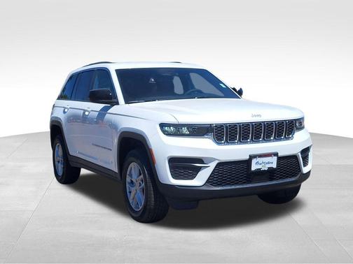 Bright White Clearcoat 2026 Jeep Grand Cherokee Laredo