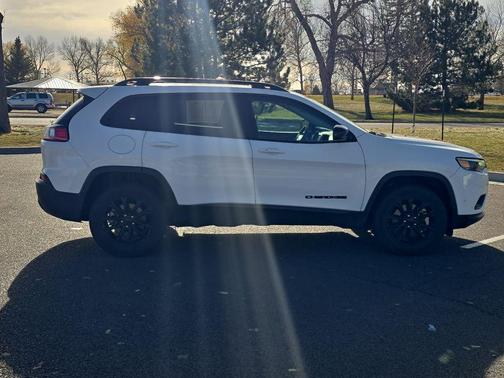 Bright White Clearcoat 2023 Jeep Cherokee Altitude