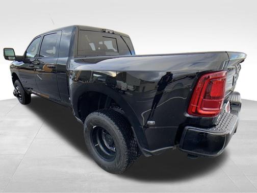 Diamond Black Crystal Pearlcoat 2026 RAM 3500 Laramie Mega Cab 4x4 6'4' Box
