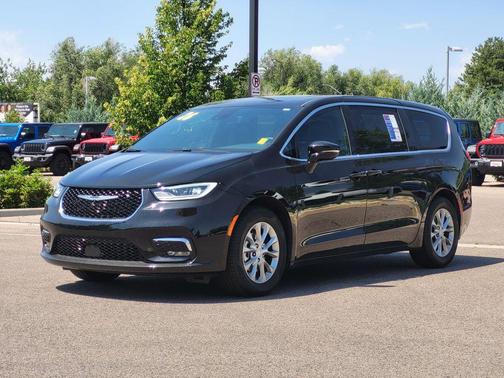 Diamond Black Crystal Pearlcoat 2026 Chrysler Pacifica Limited