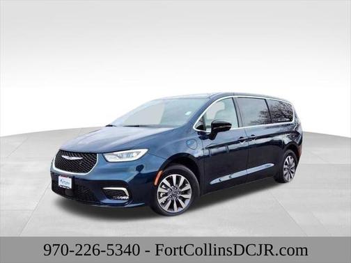 2025 Chrysler Pacifica Hybrid Select