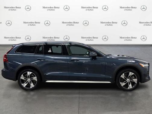 Denim Blue Metallic 2020 Volvo V60 Cross Country T5