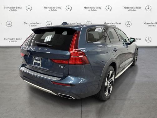 Denim Blue Metallic 2020 Volvo V60 Cross Country T5