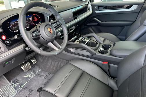 Chromite Black Metallic 2026 Porsche Cayenne S