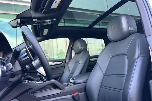 2023 Porsche Cayenne Platinum Edition