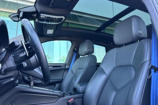 2022 Porsche Macan Base (PDK)