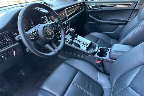 Copper Ruby Metallic 2024 Porsche Macan Macan