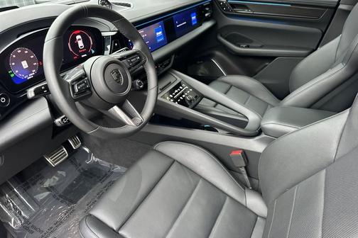 2025 Porsche Macan Turbo