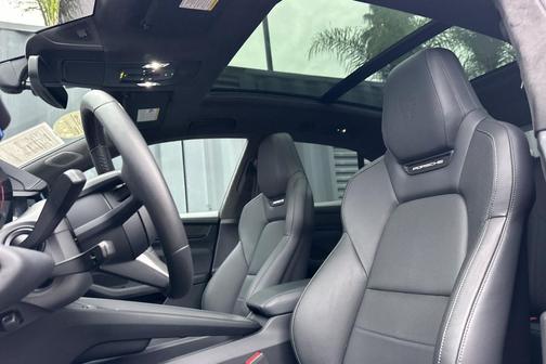 2025 Porsche Macan Turbo