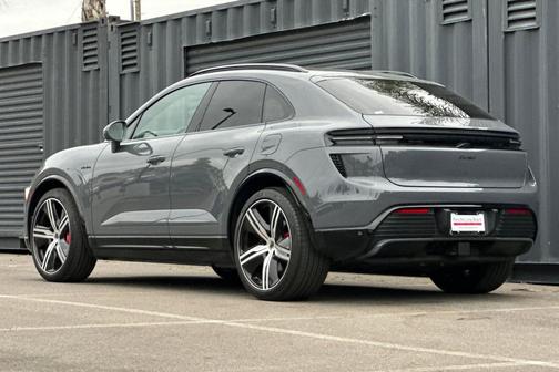 2025 Porsche Macan Turbo