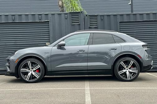 2025 Porsche Macan Turbo